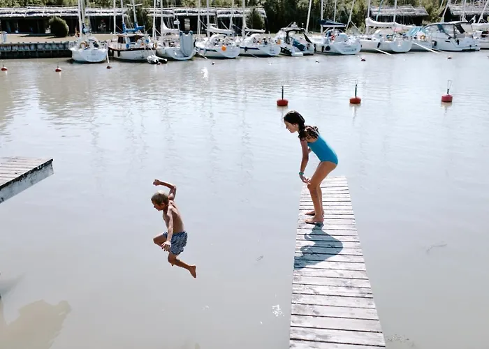 彼得泽思船屋 Laupunen